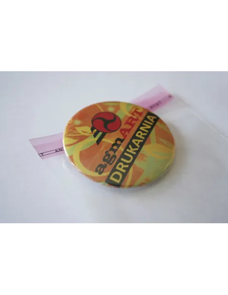 Pakowanie przypinek 56 mm w folijki celofanowe