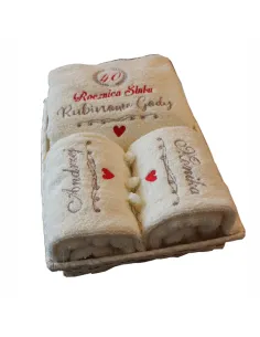 Zestaw prezentowy na rocznicę ślubu - ręczniki z haftem w koszu wiklinowym 5 10 20 30 40 50 rocznica ślubu