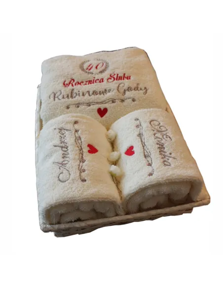 Zestaw prezentowy na rocznicę ślubu - ręczniki z haftem w koszu wiklinowym 5 10 20 30 40 50 rocznica ślubu