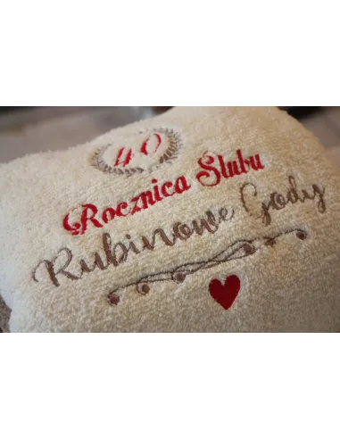 Zestaw prezentowy na rocznicę ślubu - ręczniki z haftem w koszu wiklinowym 5 10 20 30 40 50 rocznica ślubu