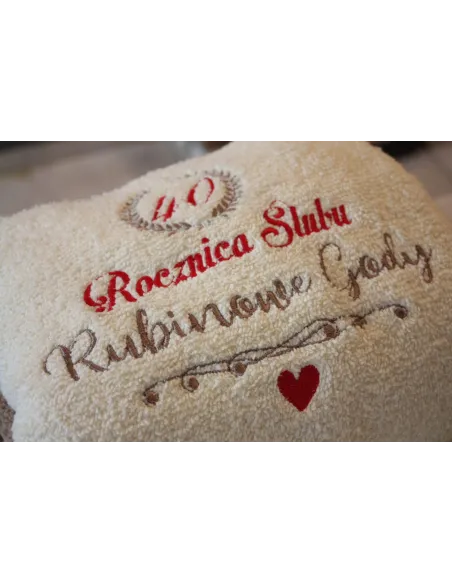 Zestaw prezentowy na rocznicę ślubu - ręczniki z haftem w koszu wiklinowym 5 10 20 30 40 50 rocznica ślubu