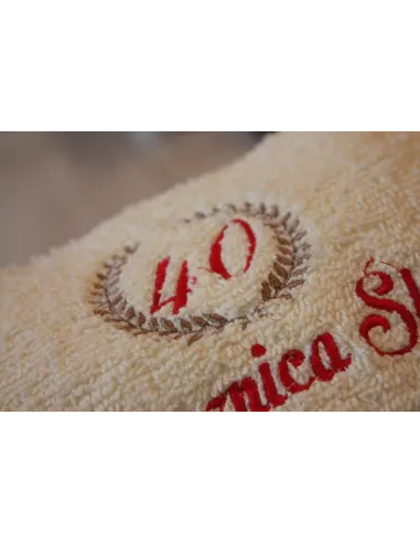 Zestaw prezentowy na rocznicę ślubu - ręczniki z haftem w koszu wiklinowym 5 10 20 30 40 50 rocznica ślubu