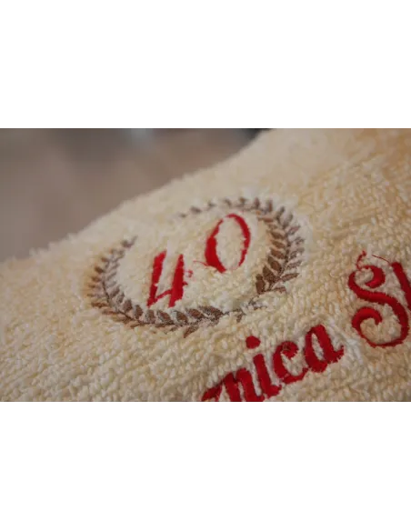 Zestaw prezentowy na rocznicę ślubu - ręczniki z haftem w koszu wiklinowym 5 10 20 30 40 50 rocznica ślubu