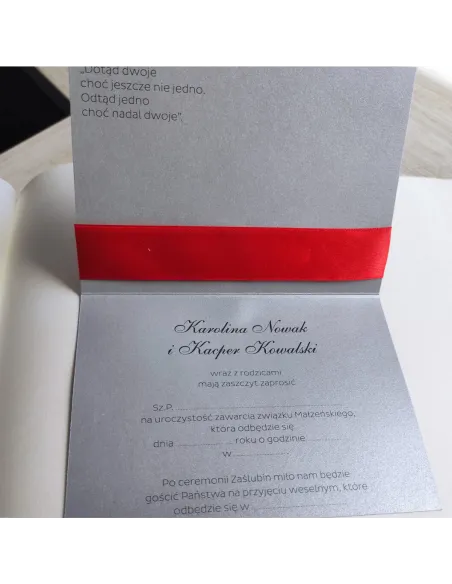 Eleganckie srebrne personalizowane zaproszenie Ślubne na Wesele z kokardą