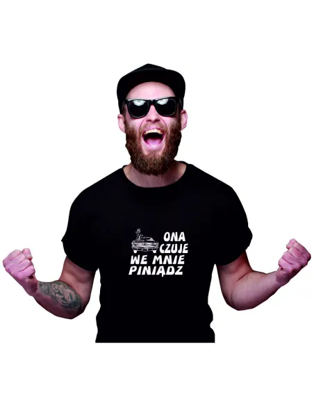 Koszulka z nadrukiem ONA CZUJE WE MNIE PINIĄDZ