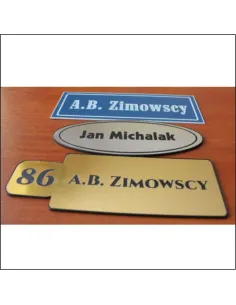 Tabliczka na drzwi z nazwiskiem numerem mieszkania grawerowana