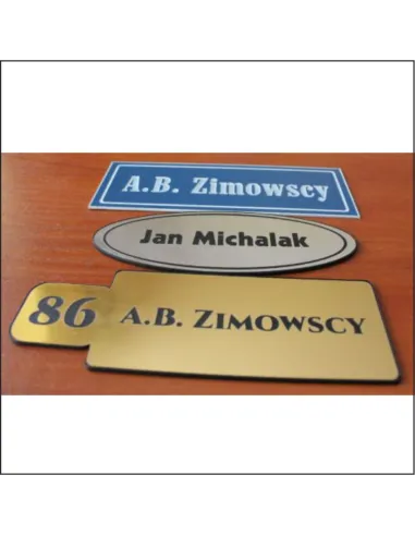 Tabliczka na drzwi z nazwiskiem numerem mieszkania grawerowana