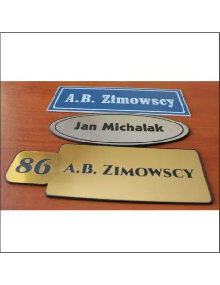 Tabliczka na drzwi z nazwiskiem numerem mieszkania grawerowana