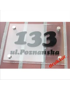 Tabliczka adresowa numer domu elegancka z plexi mocowana na dystanse