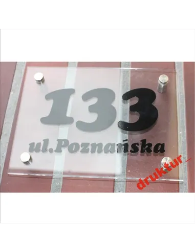 Tabliczka adresowa numer domu elegancka z plexi mocowana na dystanse