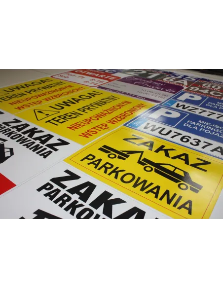 Tablica informacyjna zakaz parkowania grozi odholowaniem
