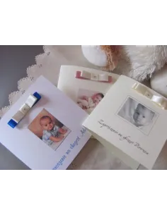 Zaproszenia kwadratowe na chrzest roczek urodziny ze wstażka i dżetem oraz zdjęciem dziecka