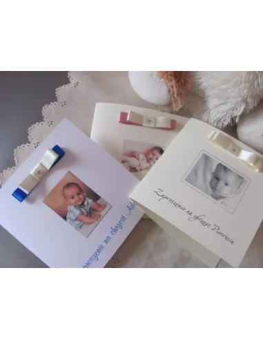 Zaproszenia kwadratowe na chrzest roczek urodziny ze wstażka i dżetem oraz zdjęciem dziecka