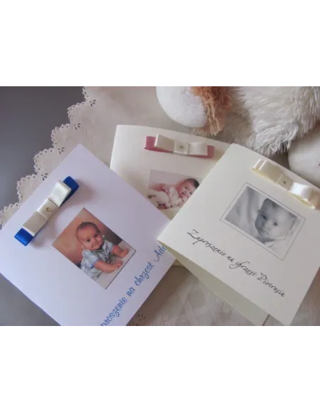 Zaproszenia kwadratowe na chrzest roczek urodziny ze wstażka i dżetem oraz zdjęciem dziecka