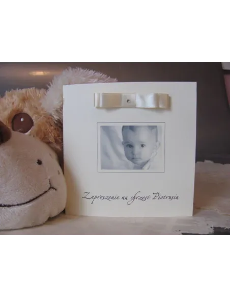 Zaproszenia kwadratowe na chrzest roczek urodziny ze wstażka i dżetem oraz zdjęciem dziecka