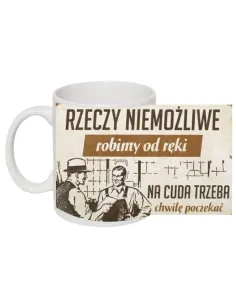 Kubek PRL śmieszny z nadrukiem rzeczy niemożliwe robimy od ręki na cuda trzeba chwilę poczekać