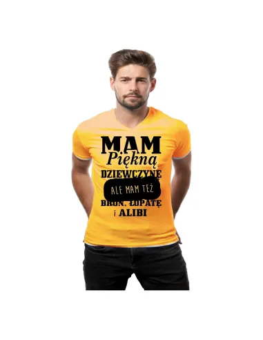 Koszulka z nadrukiem mam piękną dziewczynę ale mam też broń, łopatę i alibi
