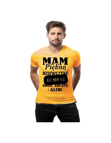 Koszulka z nadrukiem mam piękną dziewczynę ale mam też broń, łopatę i alibi