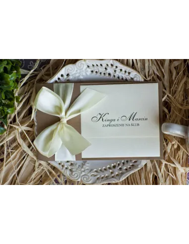 Eleganckie perłowe zaproszenia jasny brąz z ręcznie wywiązaną kokardą