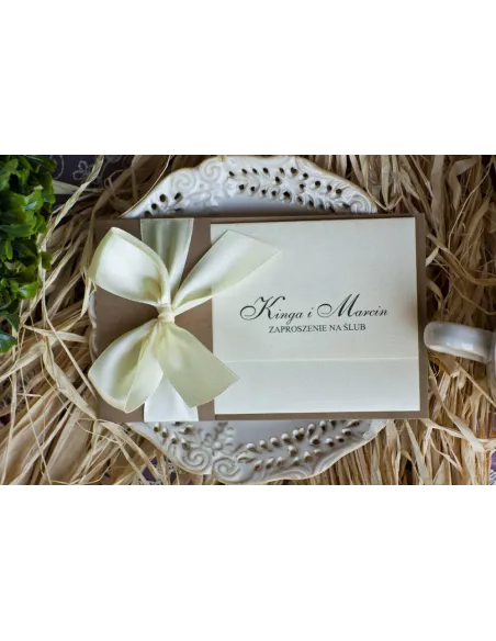 Eleganckie perłowe zaproszenia jasny brąz z ręcznie wywiązaną kokardą