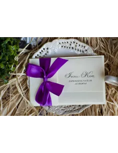 Eleganckie perłowe zaproszenia prążki fiolet z z ręcznie wywiązaną kokardą