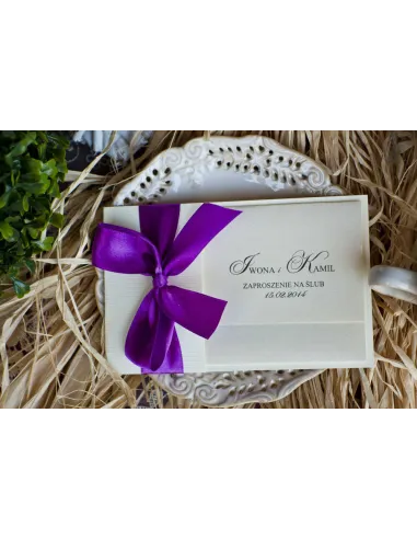 Eleganckie perłowe zaproszenia prążki fiolet z z ręcznie wywiązaną kokardą