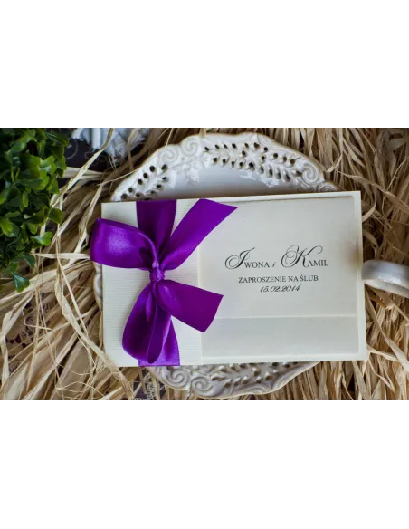 Eleganckie perłowe zaproszenia prążki fiolet z z ręcznie wywiązaną kokardą