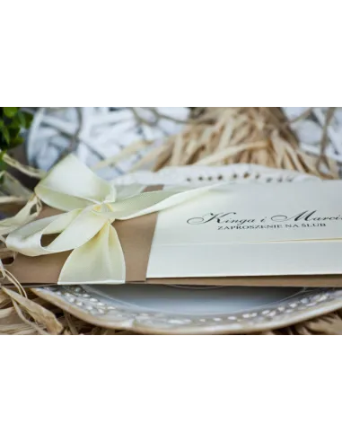 Eleganckie perłowe zaproszenia jasny brąz z ręcznie wywiązaną kokardą