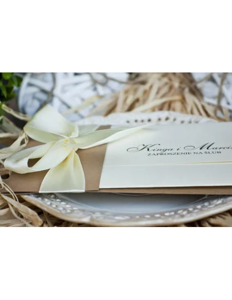Eleganckie perłowe zaproszenia jasny brąz z ręcznie wywiązaną kokardą