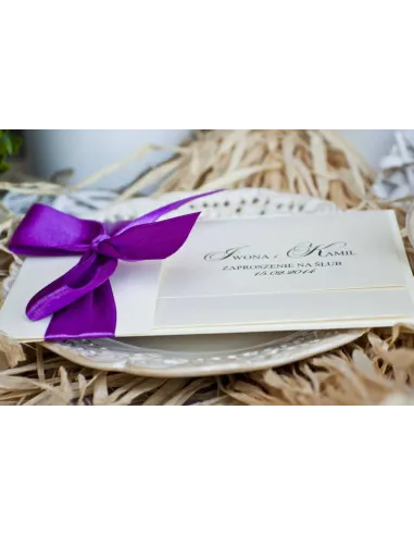 Eleganckie perłowe zaproszenia prążki fiolet z z ręcznie wywiązaną kokardą