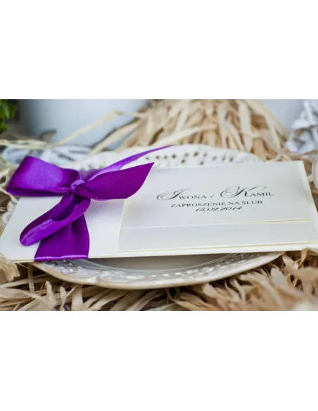 Eleganckie perłowe zaproszenia prążki fiolet z z ręcznie wywiązaną kokardą