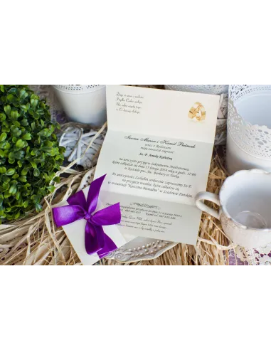 Eleganckie perłowe zaproszenia prążki fiolet z z ręcznie wywiązaną kokardą