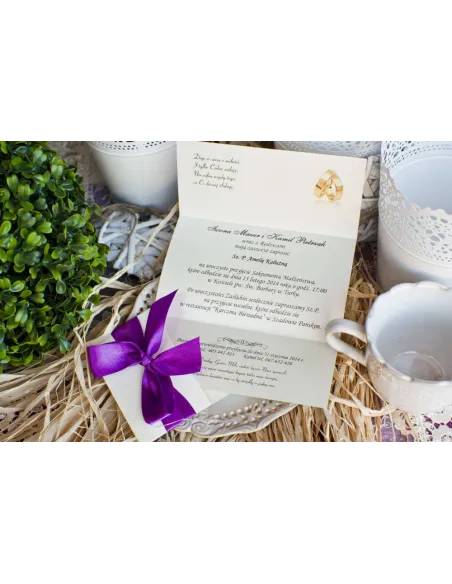 Eleganckie perłowe zaproszenia prążki fiolet z z ręcznie wywiązaną kokardą